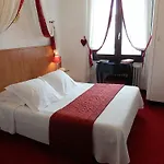 Centre Le Comte Rouge Hotel 2*