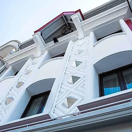 Centre Le Comte Rouge Hotel 2*