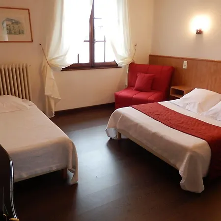 Centre Le Comte Rouge Hotel 2*