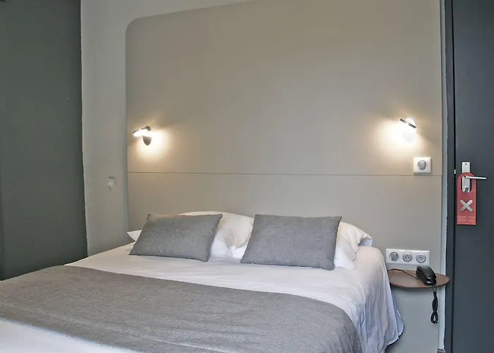 Centre Le Comte Rouge Hotel 2*